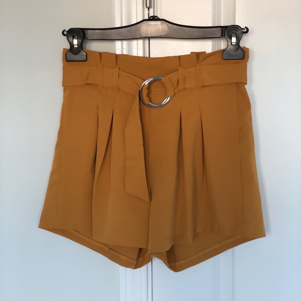 Cute high-waisted pleated shorts